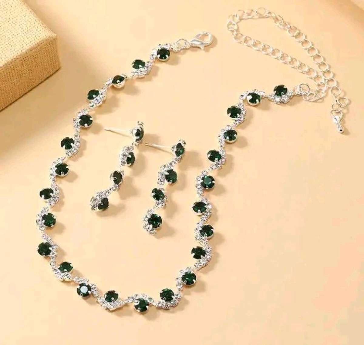 بارير الاناقة الملكية يخطف العين بالزمرد الاخضر