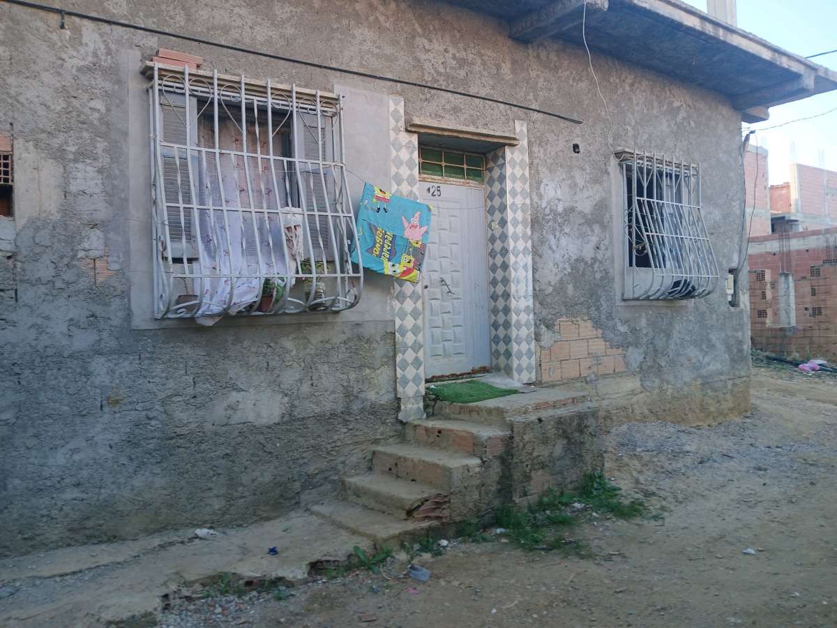 منزل ارضي مقسوم على قسمين