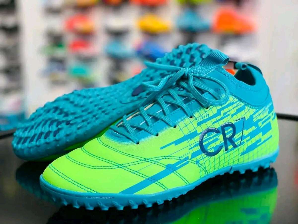 Soulier tout terrain CR7