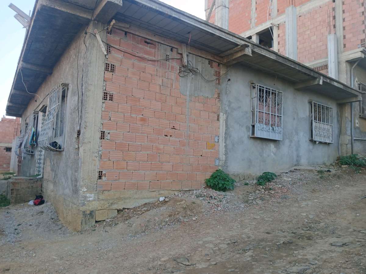 منزل ارضي مقسوم على قسمين