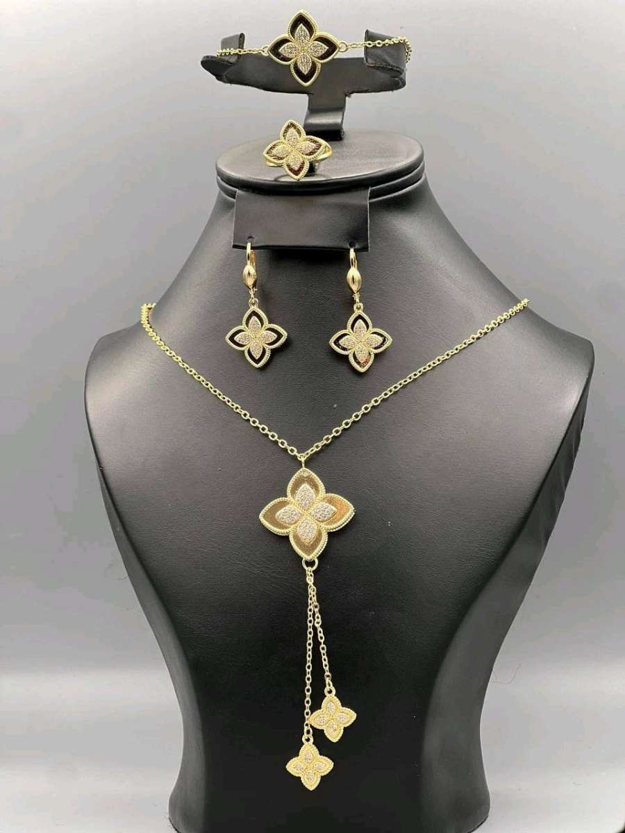 طقم أنيق ساعة نسائية  إكسسوارات راقية الطقم هذا يعطيك لمسة