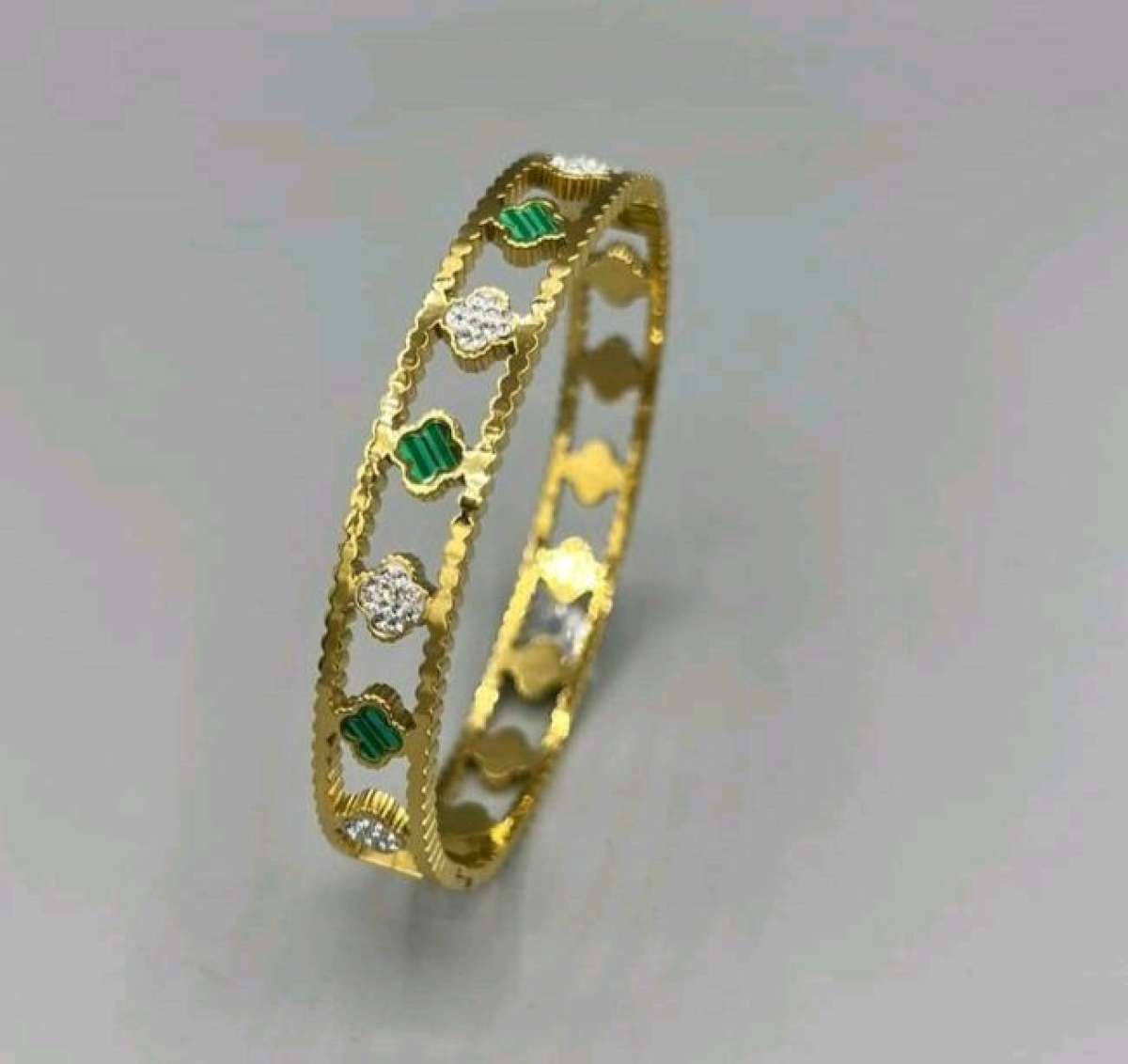 طقم أنيق ساعة نسائية  إكسسوارات راقية الطقم هذا يعطيك لمسة