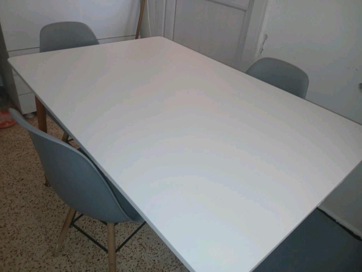 table de cuisine avec 4 chaises