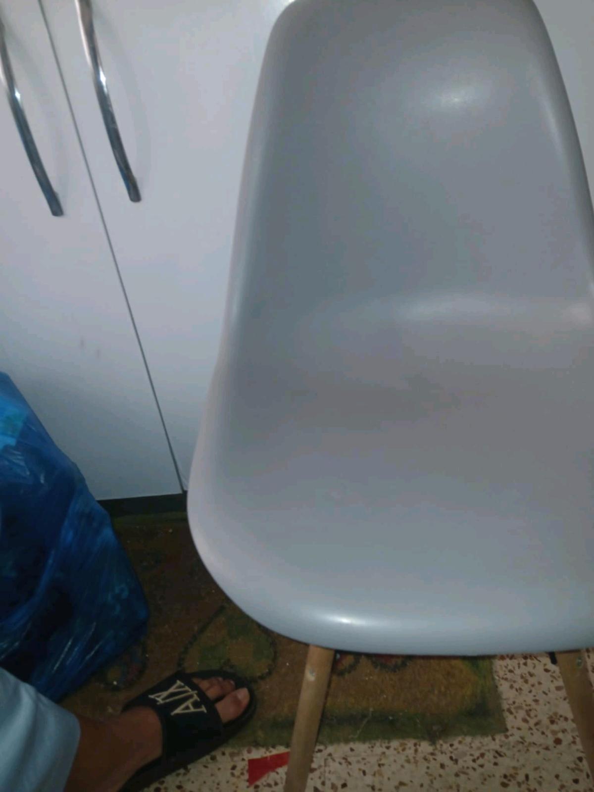 table de cuisine avec 4 chaises