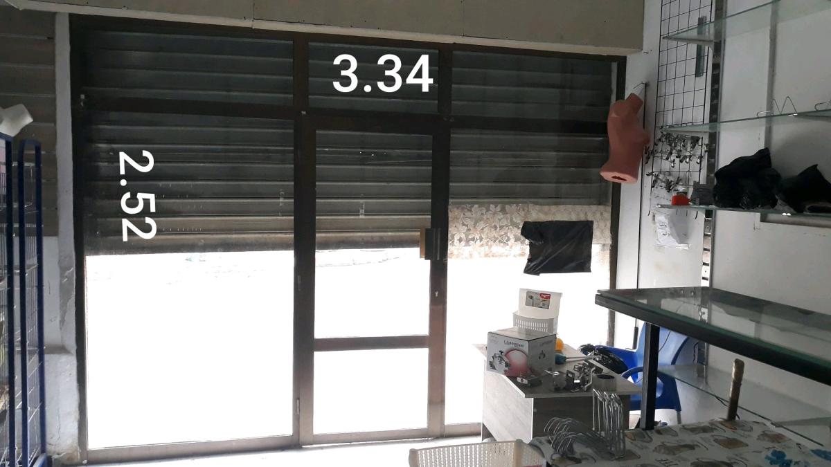 فيترين المنيوم بنية اللون