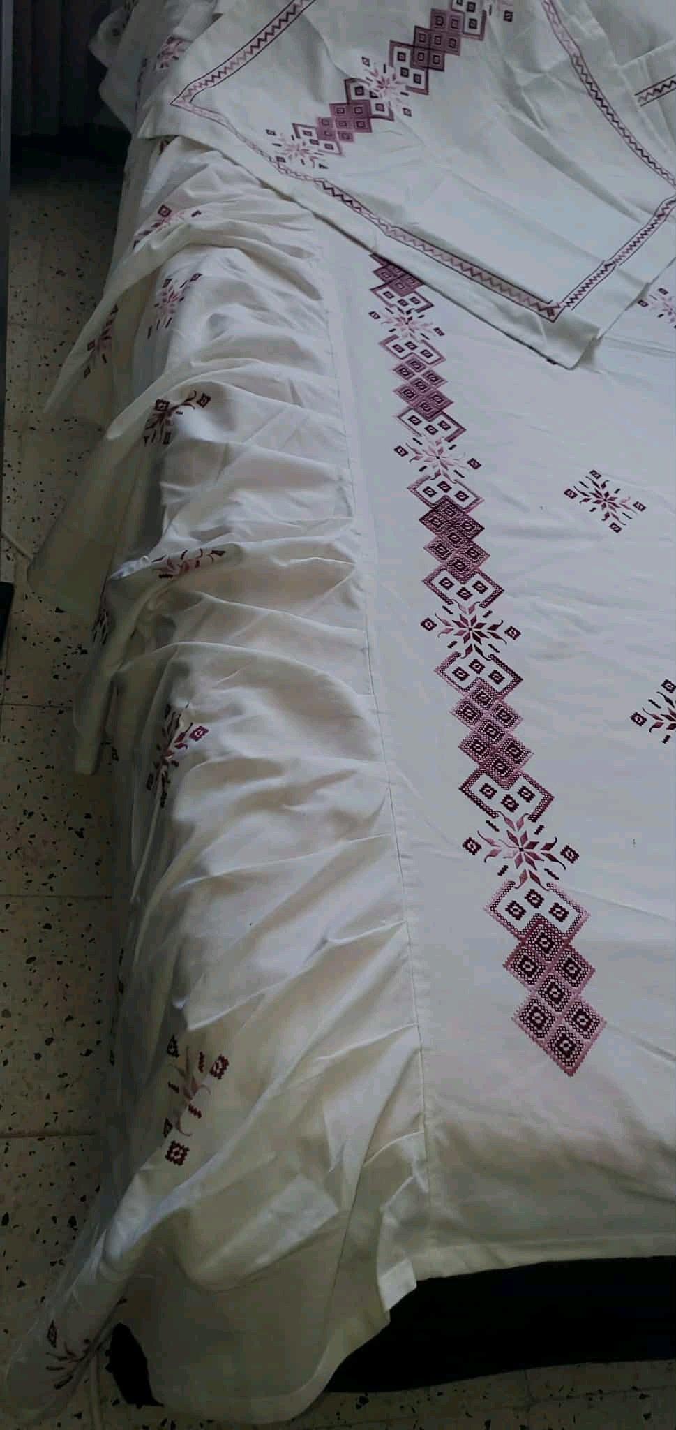 فراش النابل تع عرايس فيه مسند و زوز كوسانات دوبل