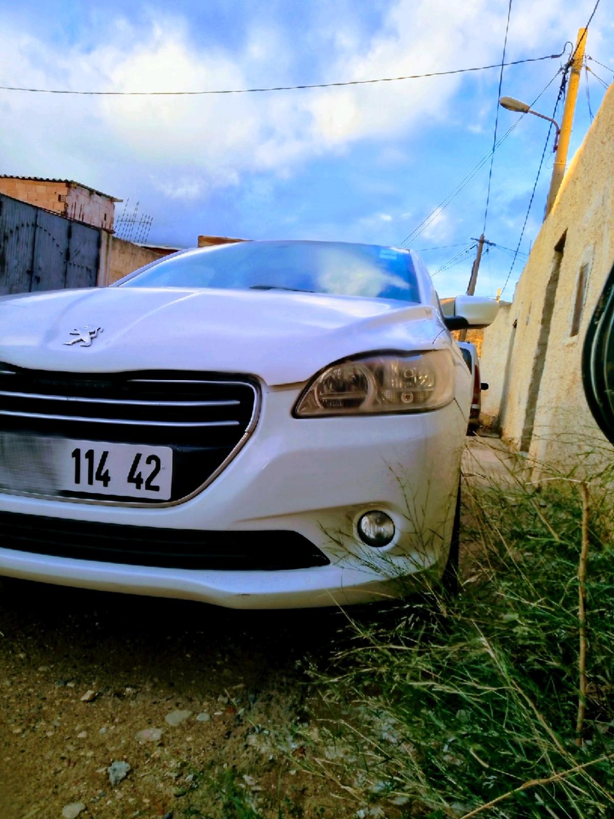 سيارة من نوعpegout موديل301