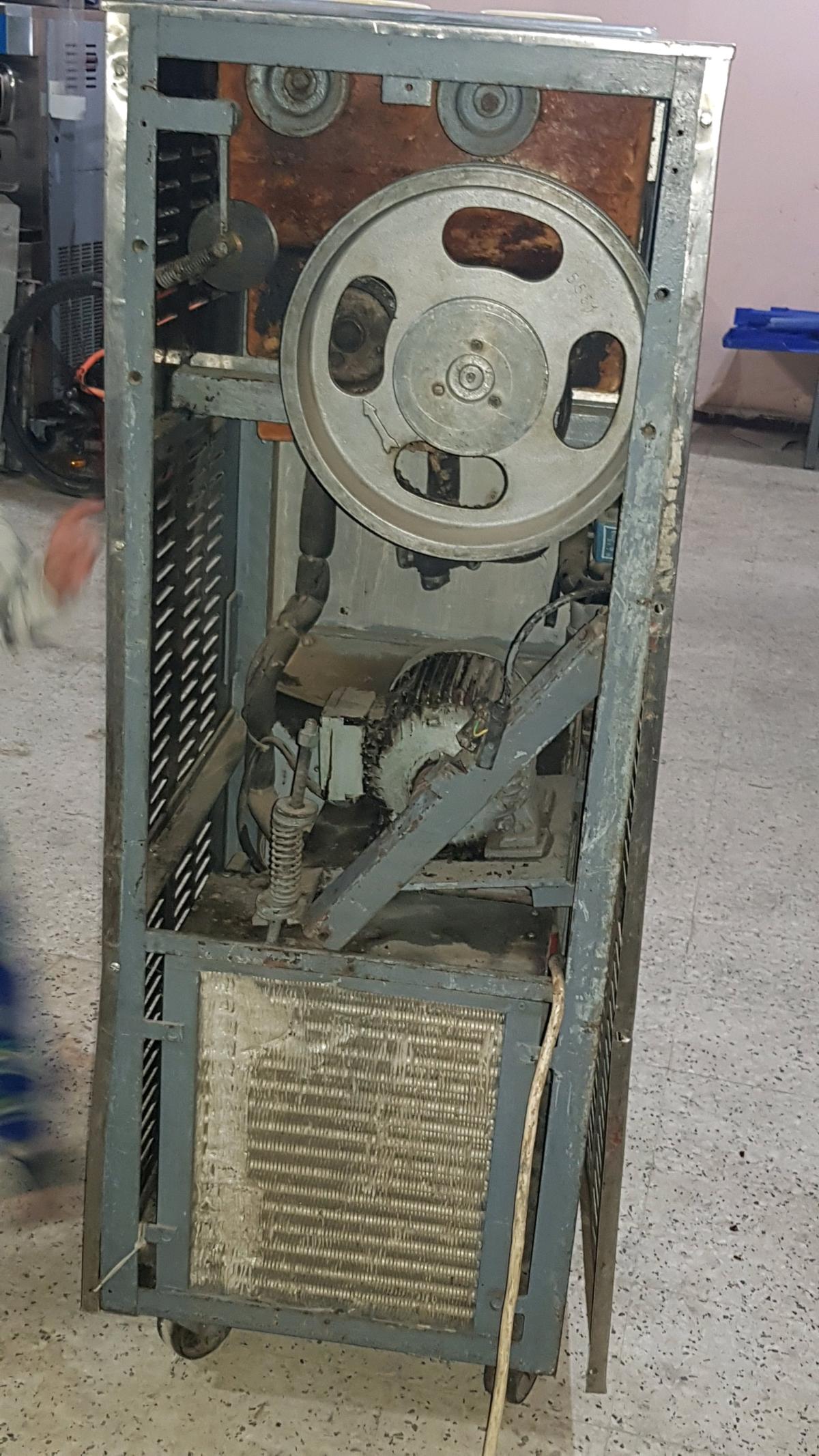 ألة مثلجات إيطالية