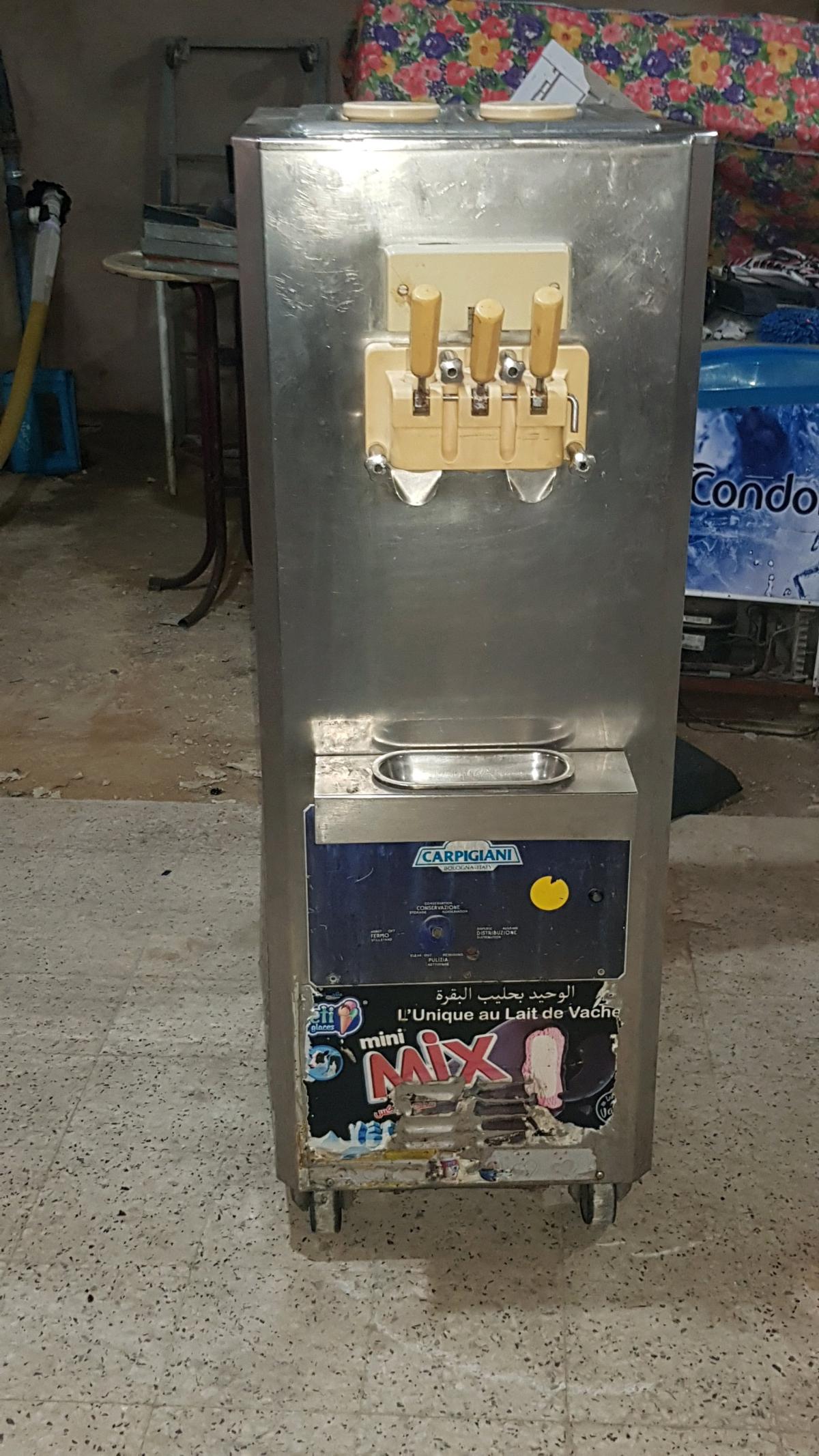 ألة مثلجات إيطالية