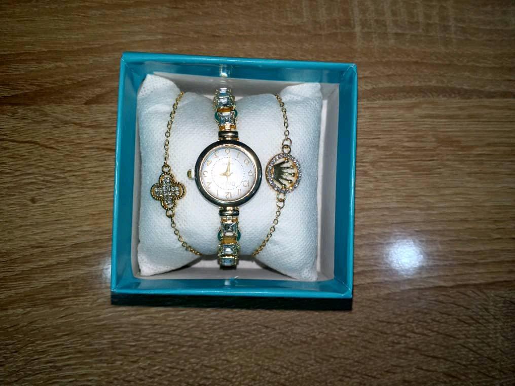 ساعات رجاليه ونسائية البيع بلجملة فقط