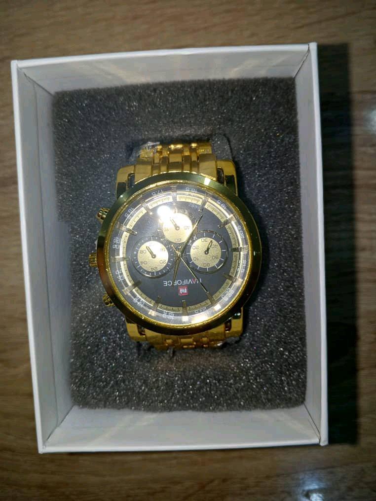 ساعات رجاليه ونسائية البيع بلجملة فقط