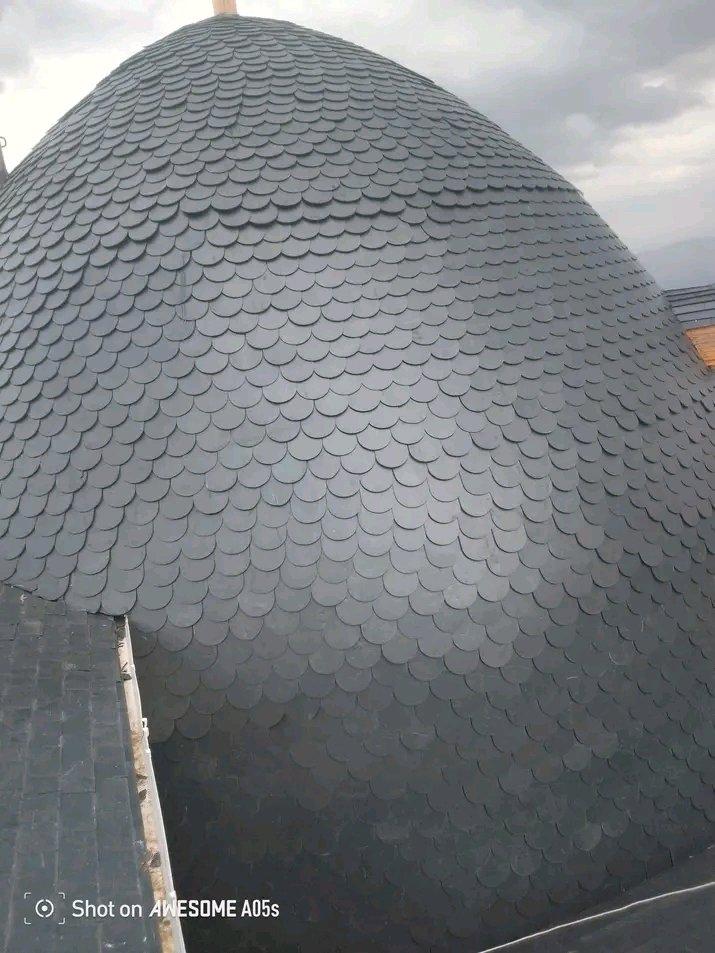 تركيب القرميد والهياكل الخشبية