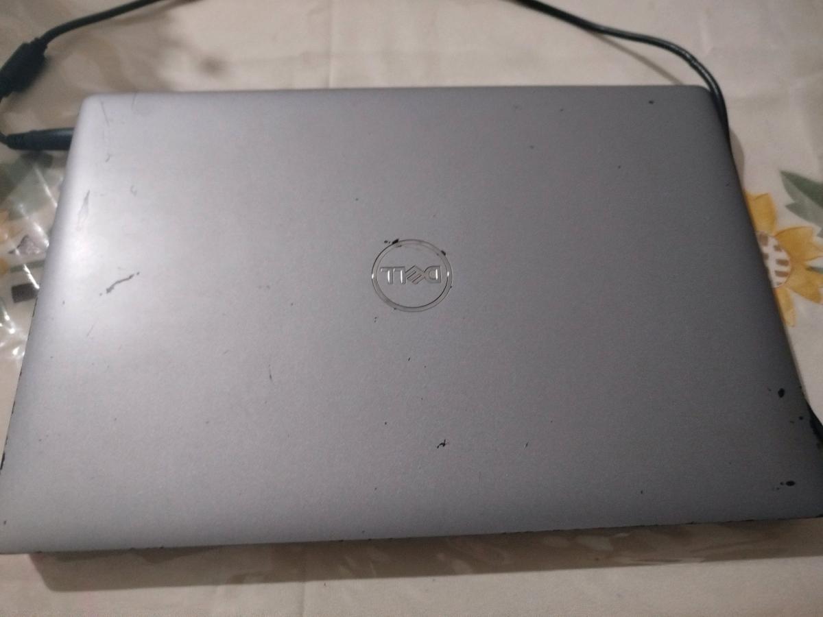 حاسوب محمول من نوع dell