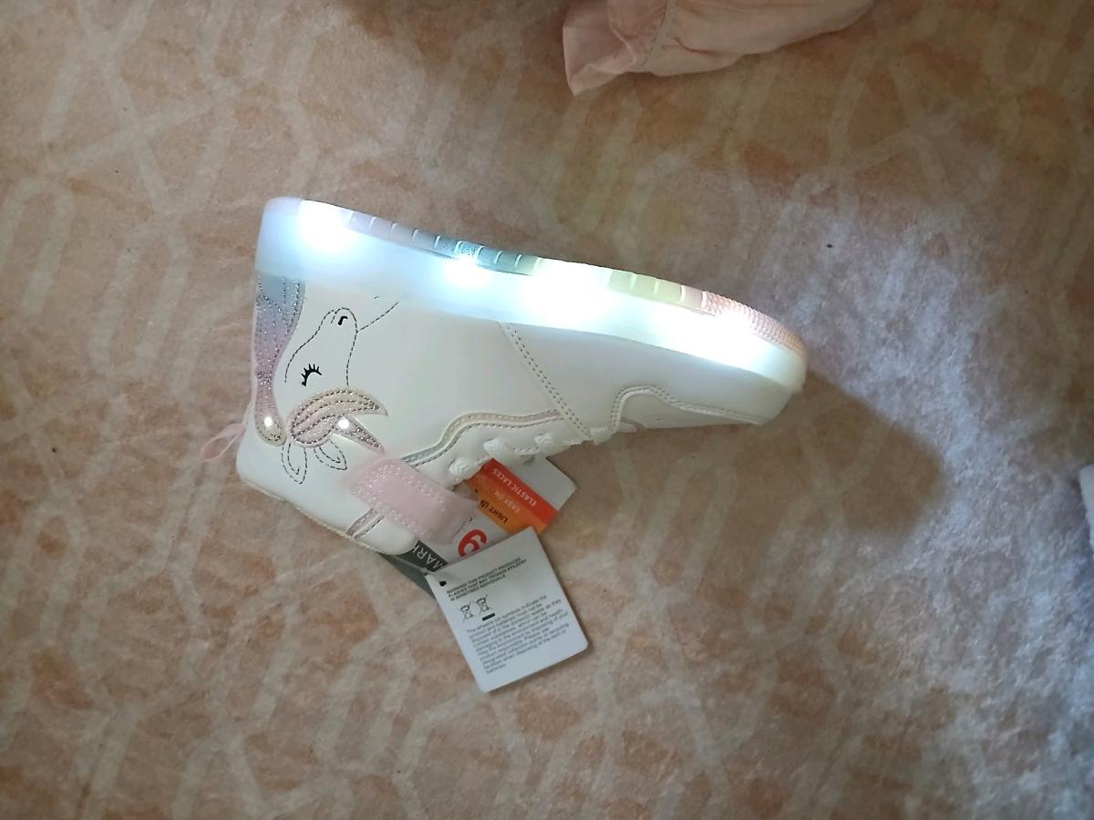 ملابس واحذيه للاطفال