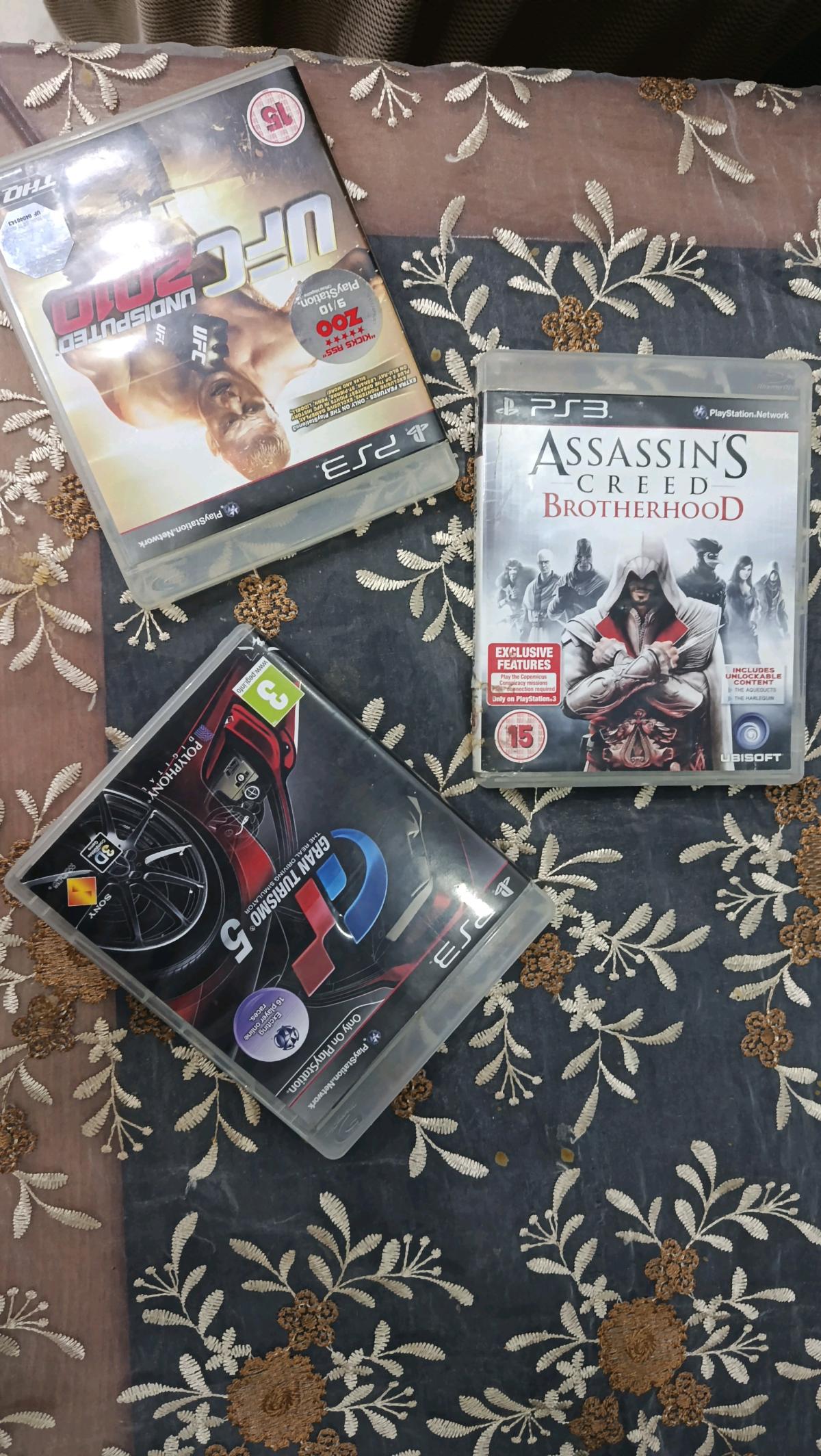 CD PS3 grane turismo assassin Creed Brotherhood UFC 2010 s