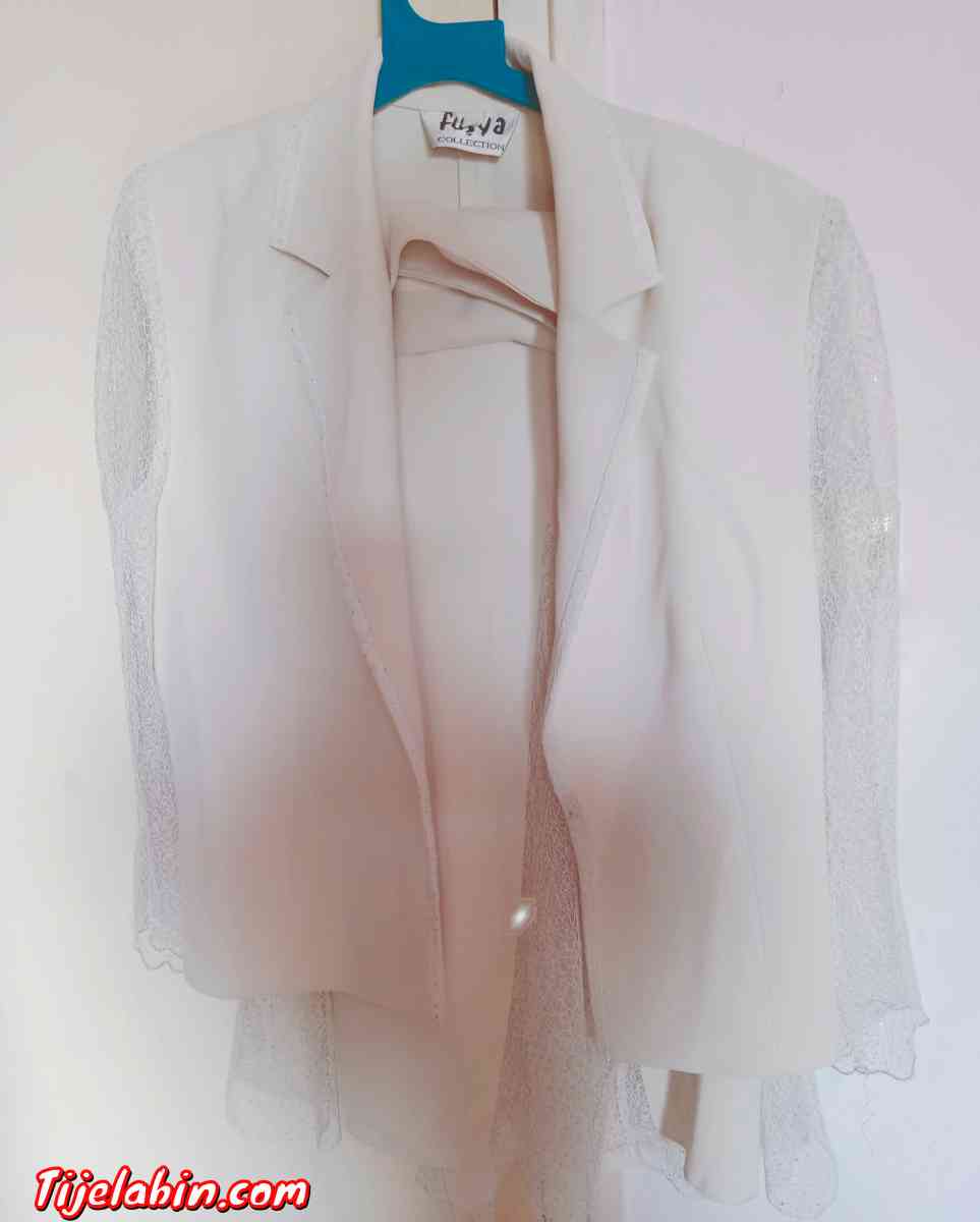 veste et jupe blanche