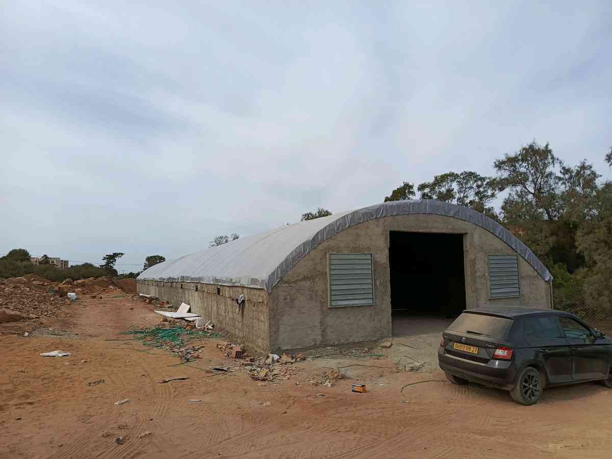 بيع وتركيب البيوت البلاستيكية الخاصة بتربية الدواجن ومعداتها