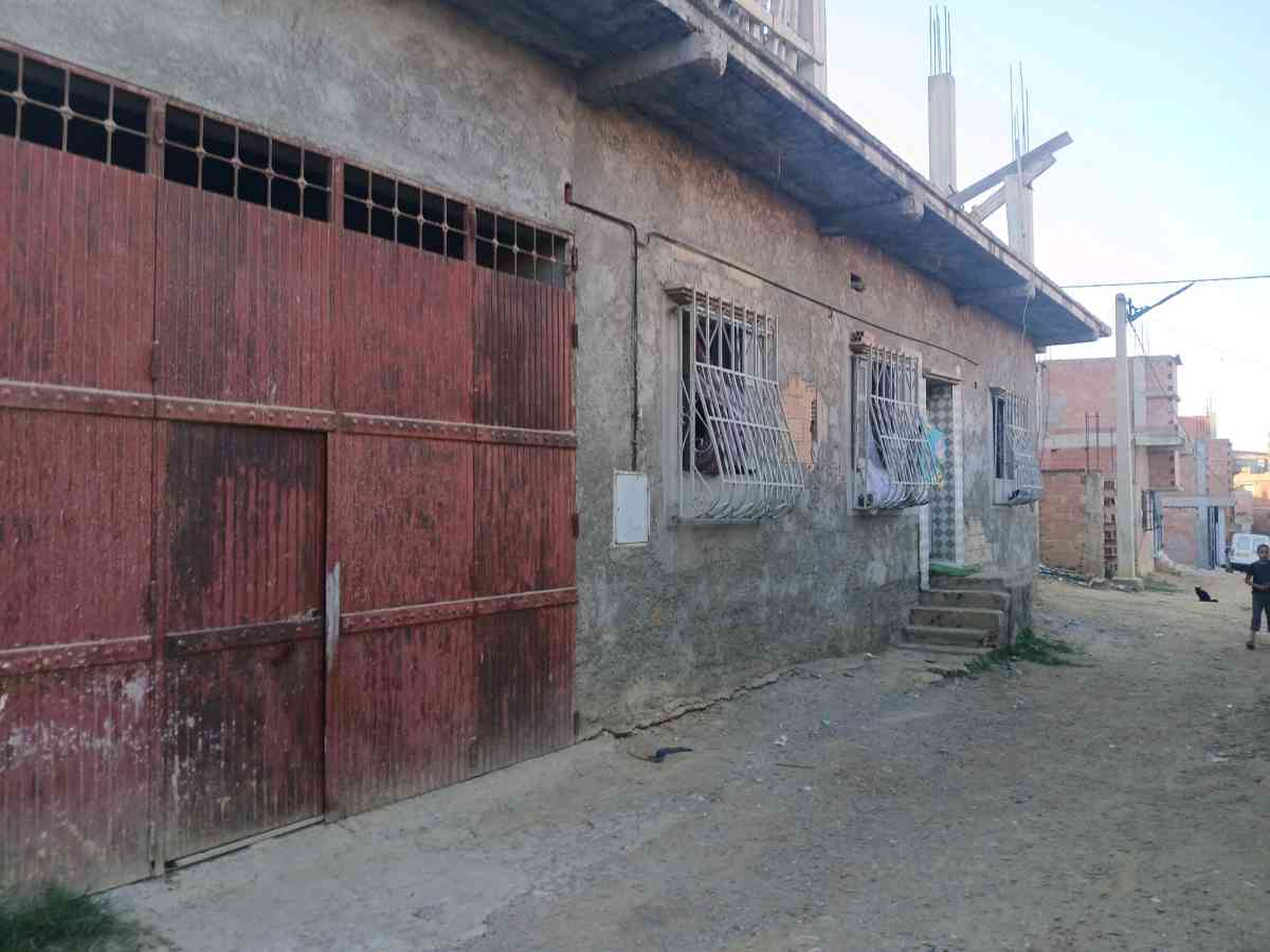 منزل ارضي مقسوم على قسمين