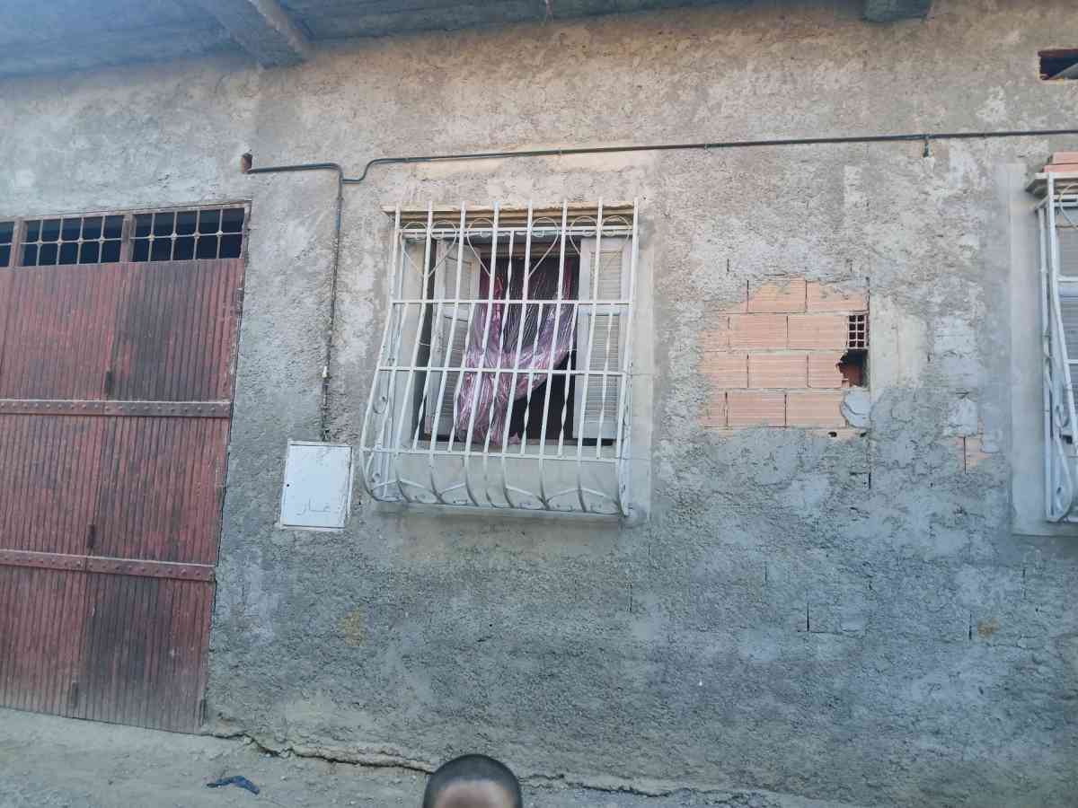 منزل ارضي مقسوم على قسمين