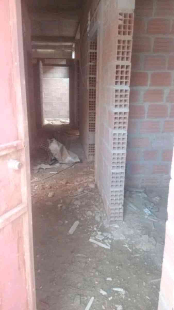 بيت 120 متر مربع نصف جاهز يحتوي على الكهرباء عرفي