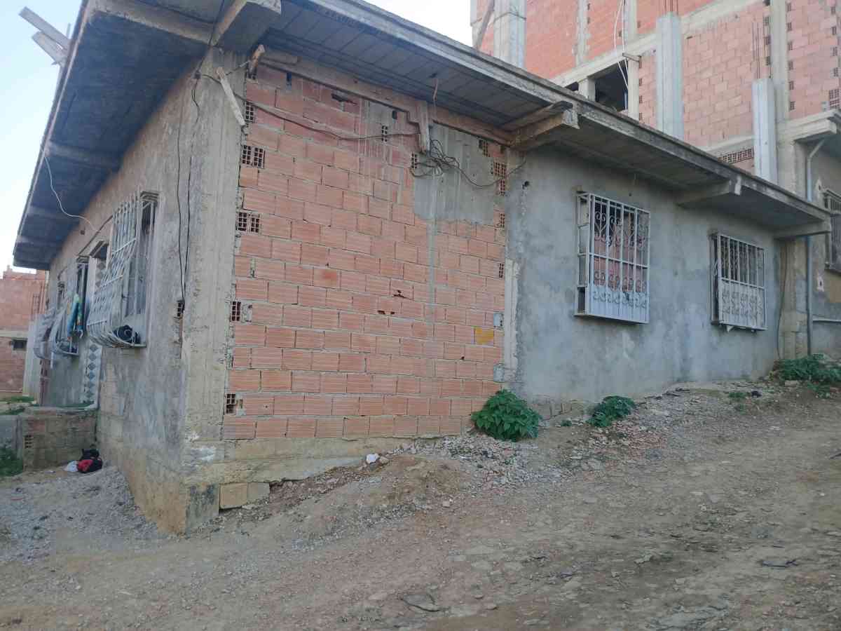 منزل ارضي مقسوم على قسمين