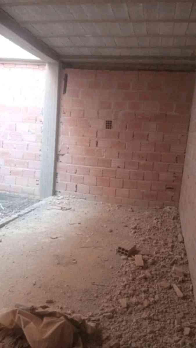 بيت 120 متر مربع نصف جاهز يحتوي على الكهرباء عرفي