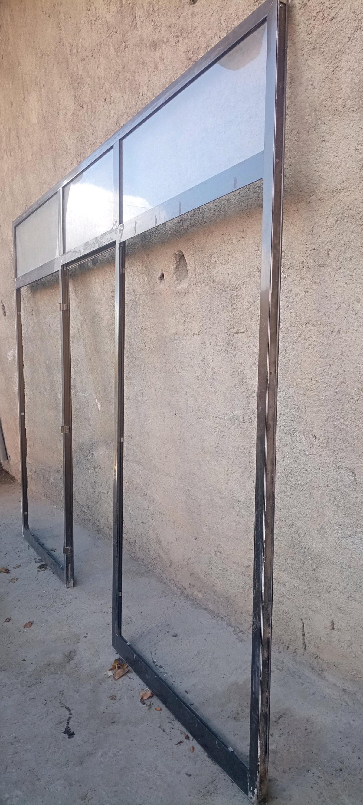 فيترين المنيوم بنية اللون