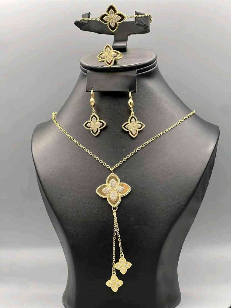 طقم أنيق ساعة نسائية  إكسسوارات راقية الطقم هذا يعطيك لمسة