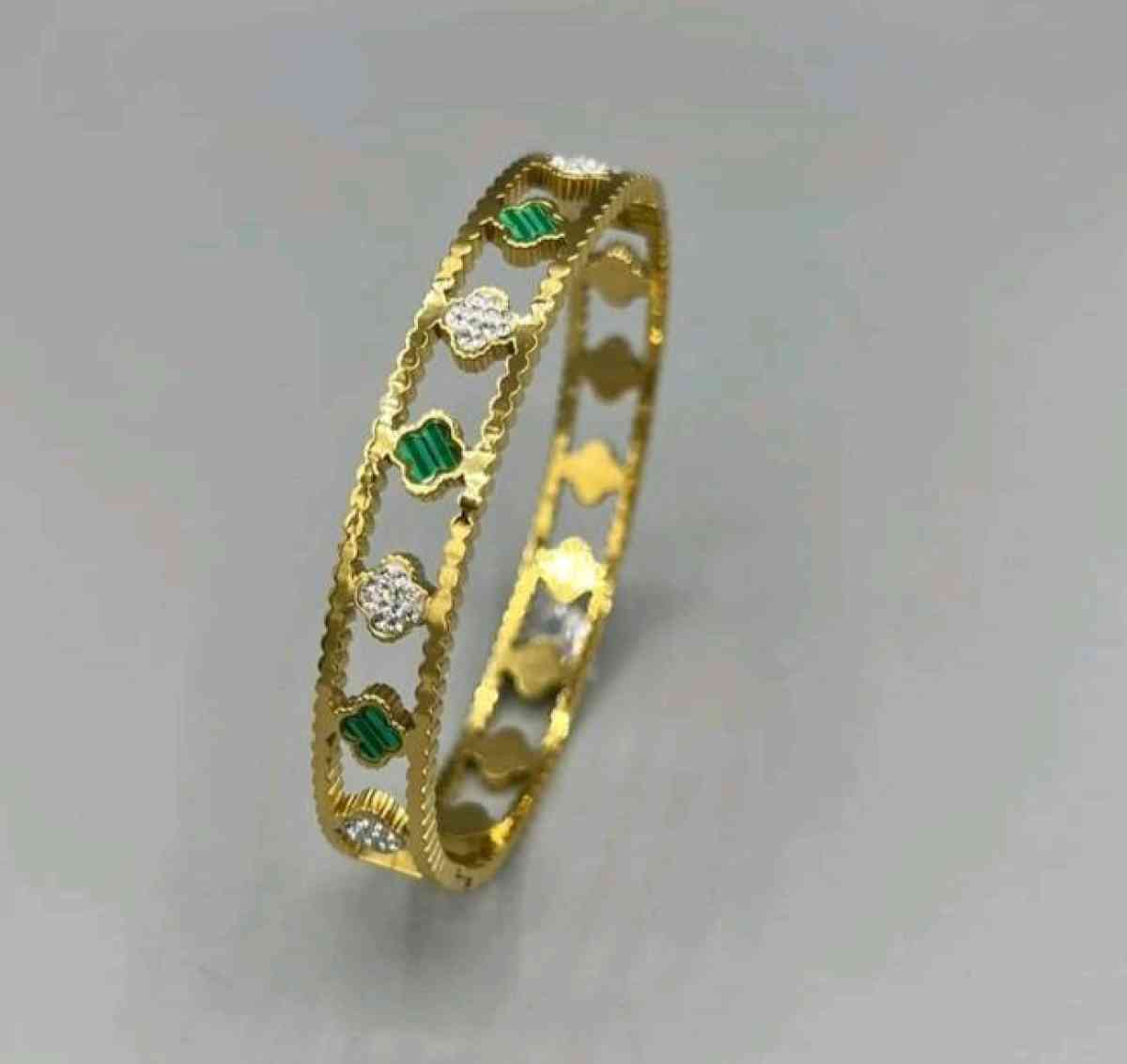 طقم أنيق ساعة نسائية  إكسسوارات راقية الطقم هذا يعطيك لمسة