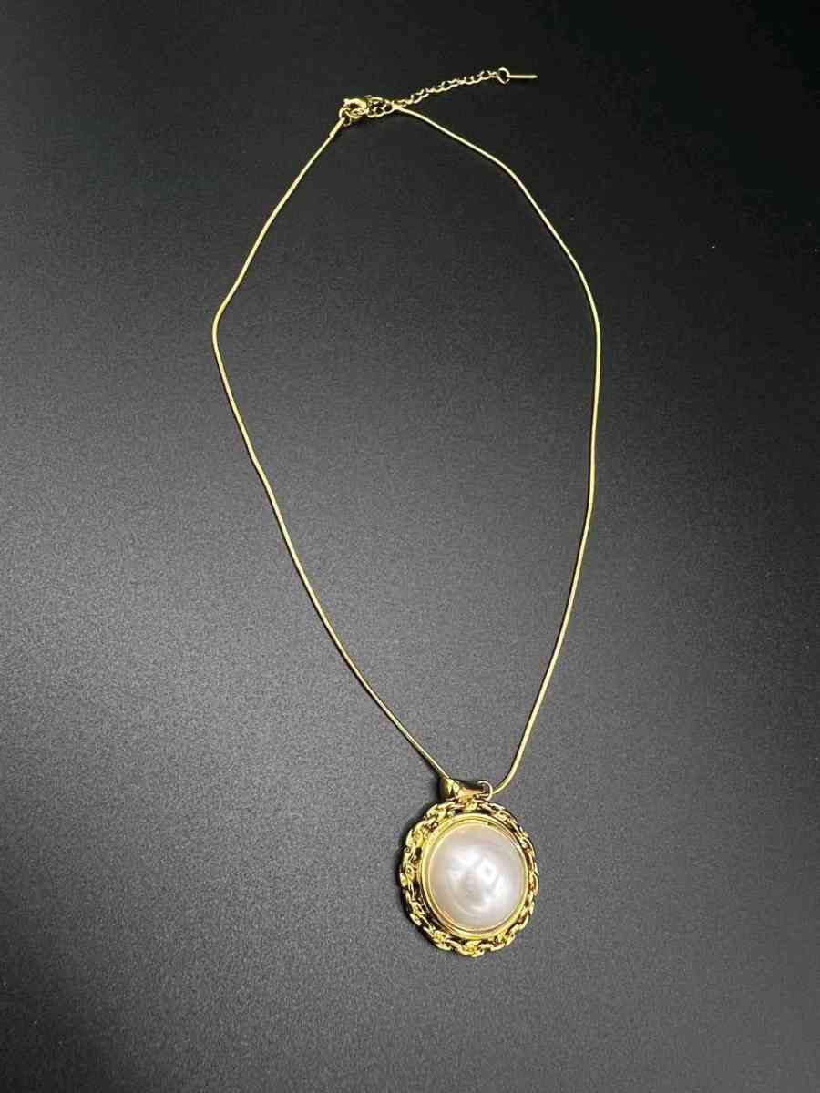 طقم أنيق ساعة نسائية  إكسسوارات راقية الطقم هذا يعطيك لمسة