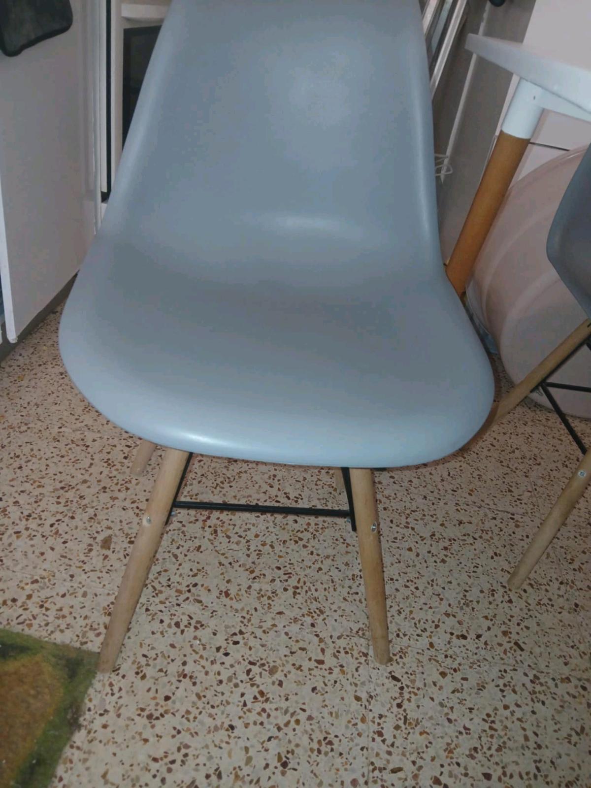 table de cuisine avec 4 chaises