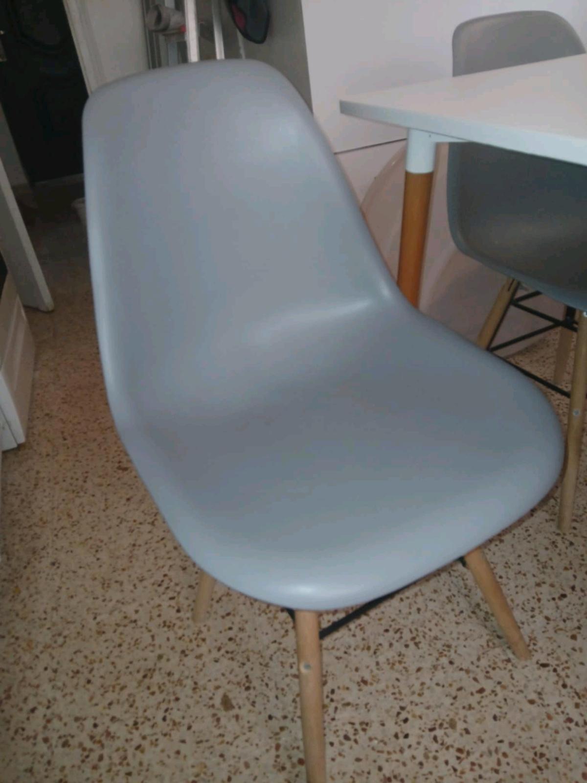 table de cuisine avec 4 chaises