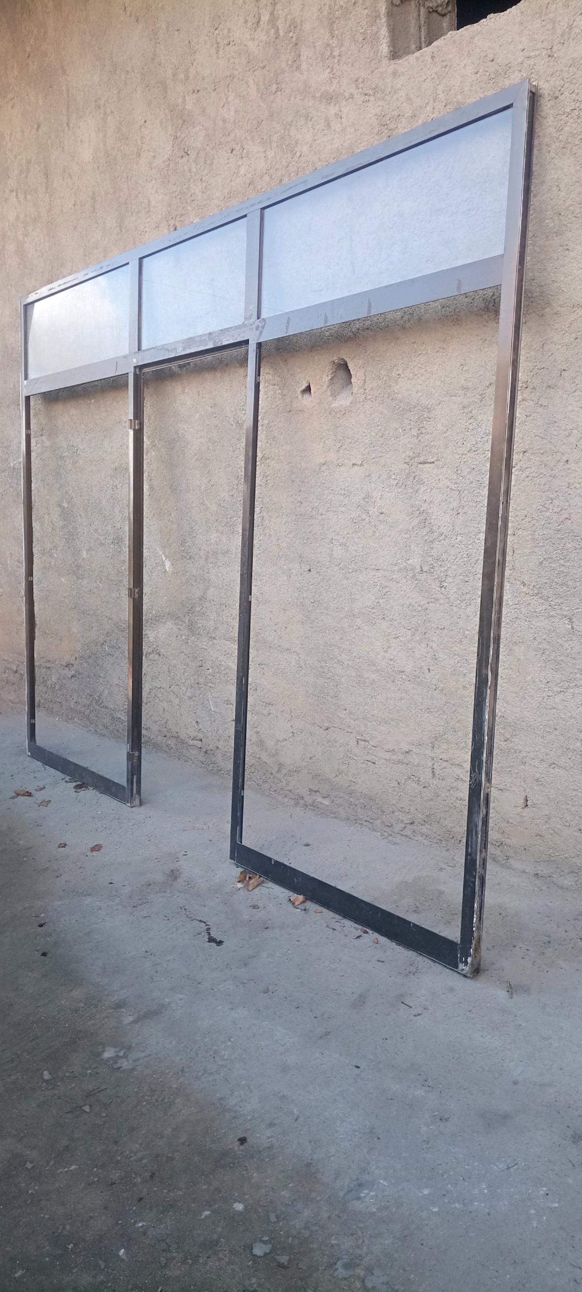 فيترين المنيوم بنية اللون