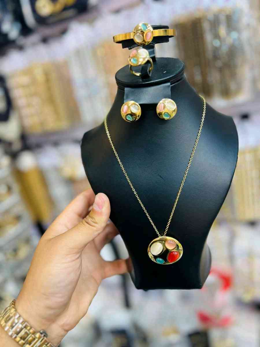 طقم أنيق ساعة نسائية  إكسسوارات راقية الطقم هذا يعطيك لمسة