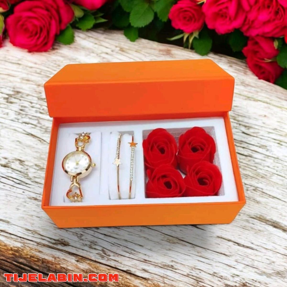 ساعة مع اكسسوارات