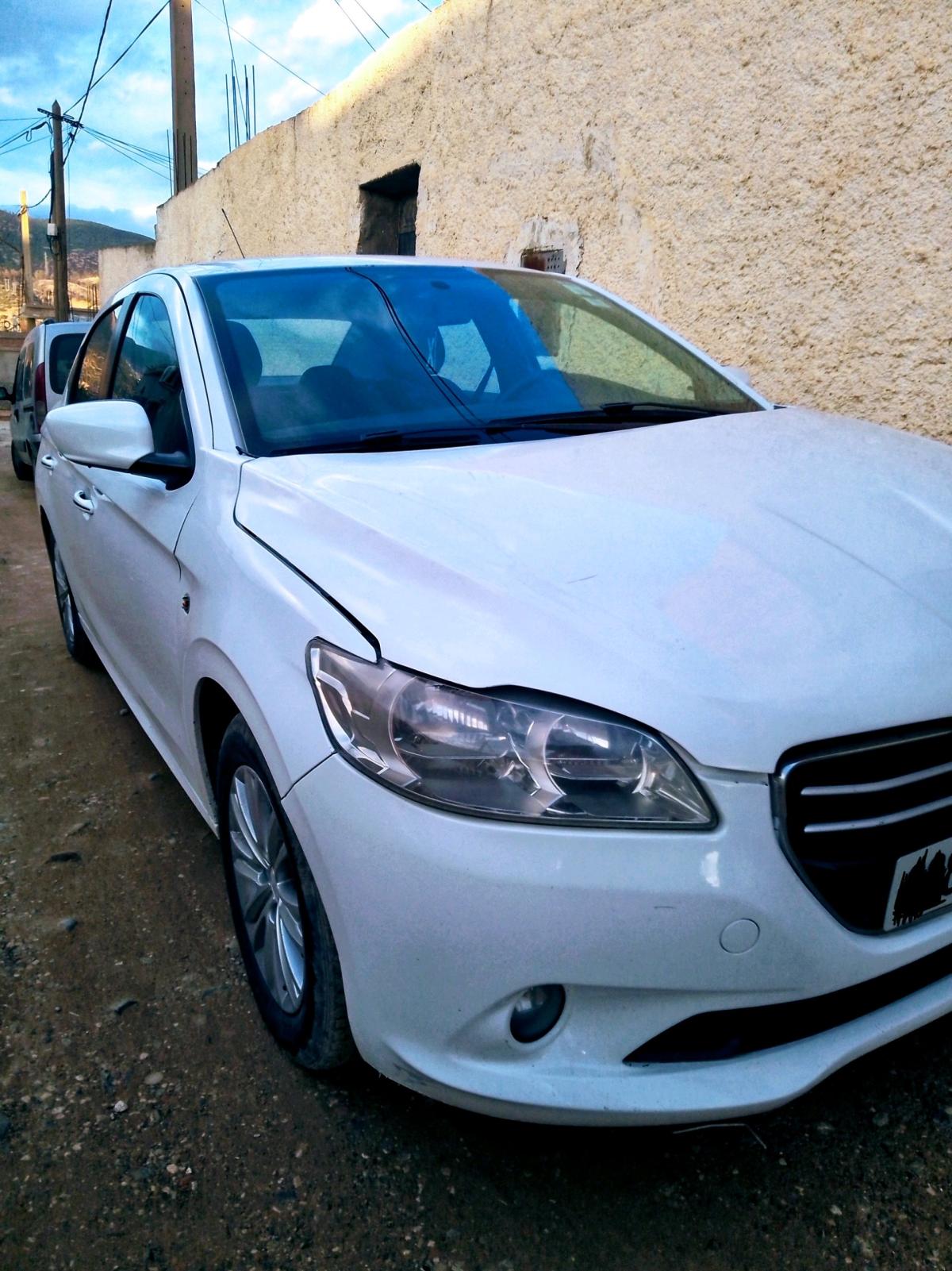 سيارة من نوعpegout موديل301