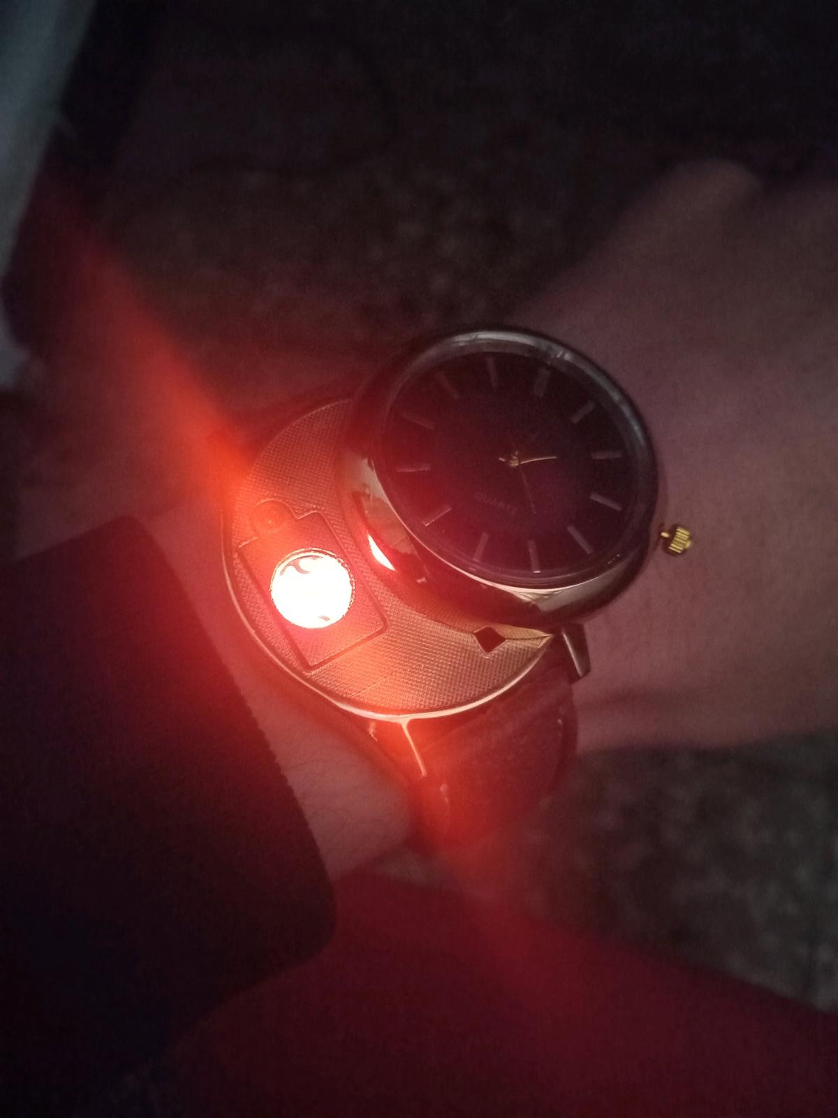 ساعة انيقة بولاعة