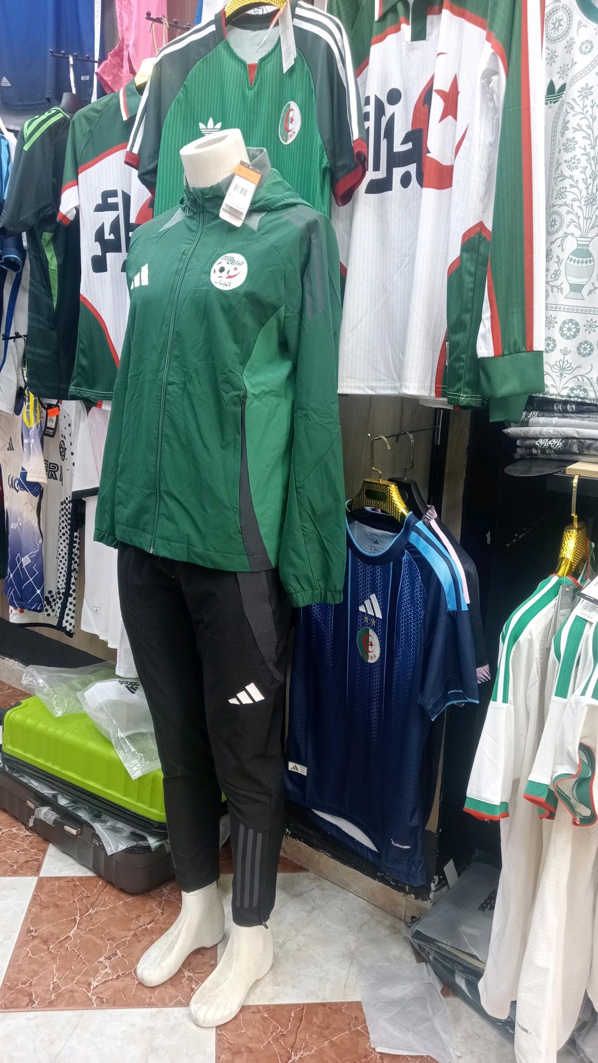 ملابس رياضية رجال واطفال