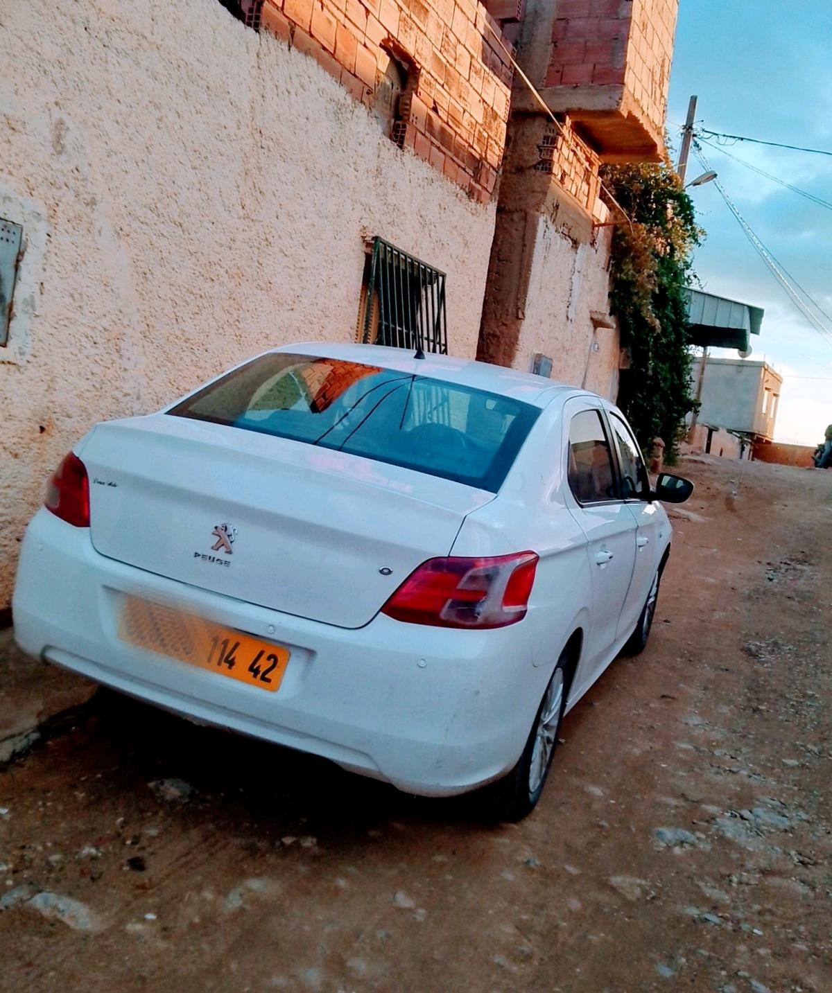 سيارة من نوعpegout موديل301