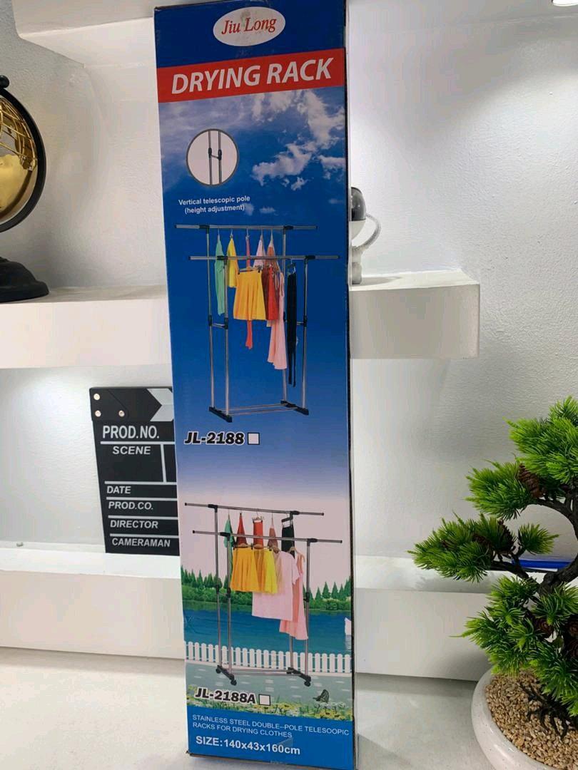 علاقة ملابس عصرية