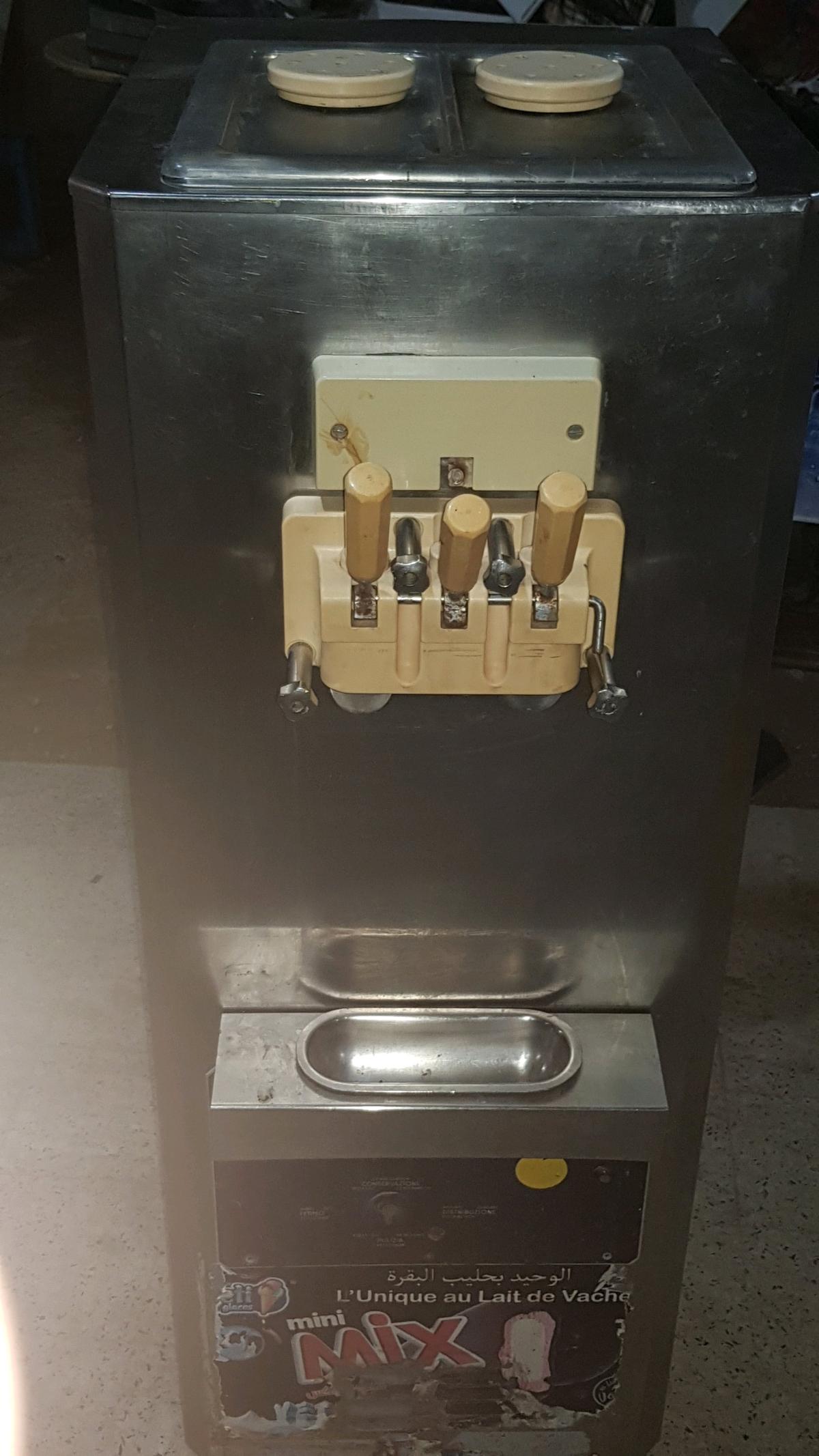 ألة مثلجات إيطالية