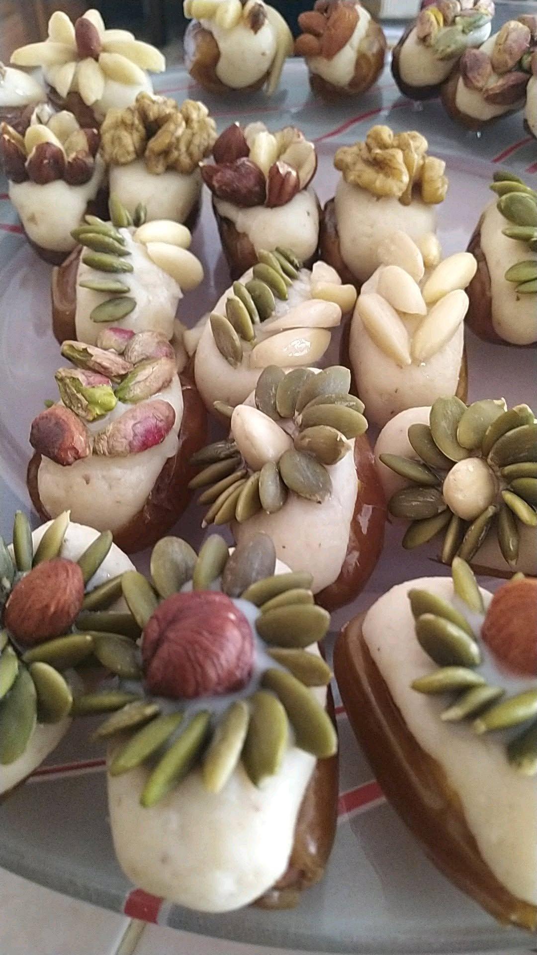 تمر بريستيج بالمكسرات وعينة اللوز بنة زمان مميزة وتستاهل الت