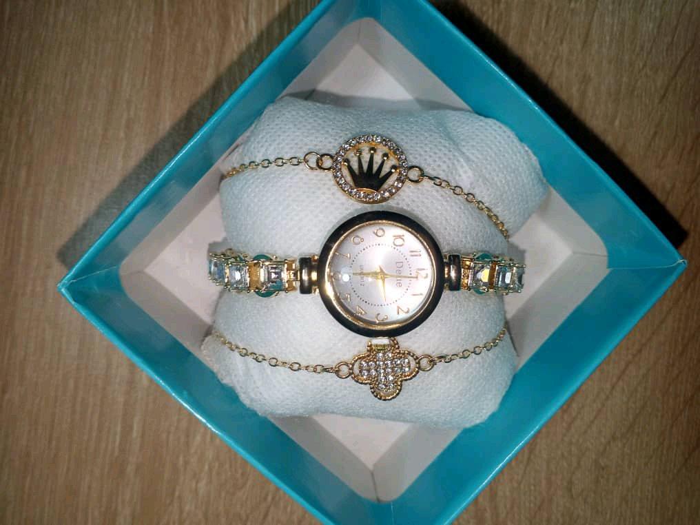 ساعات رجاليه ونسائية البيع بلجملة فقط