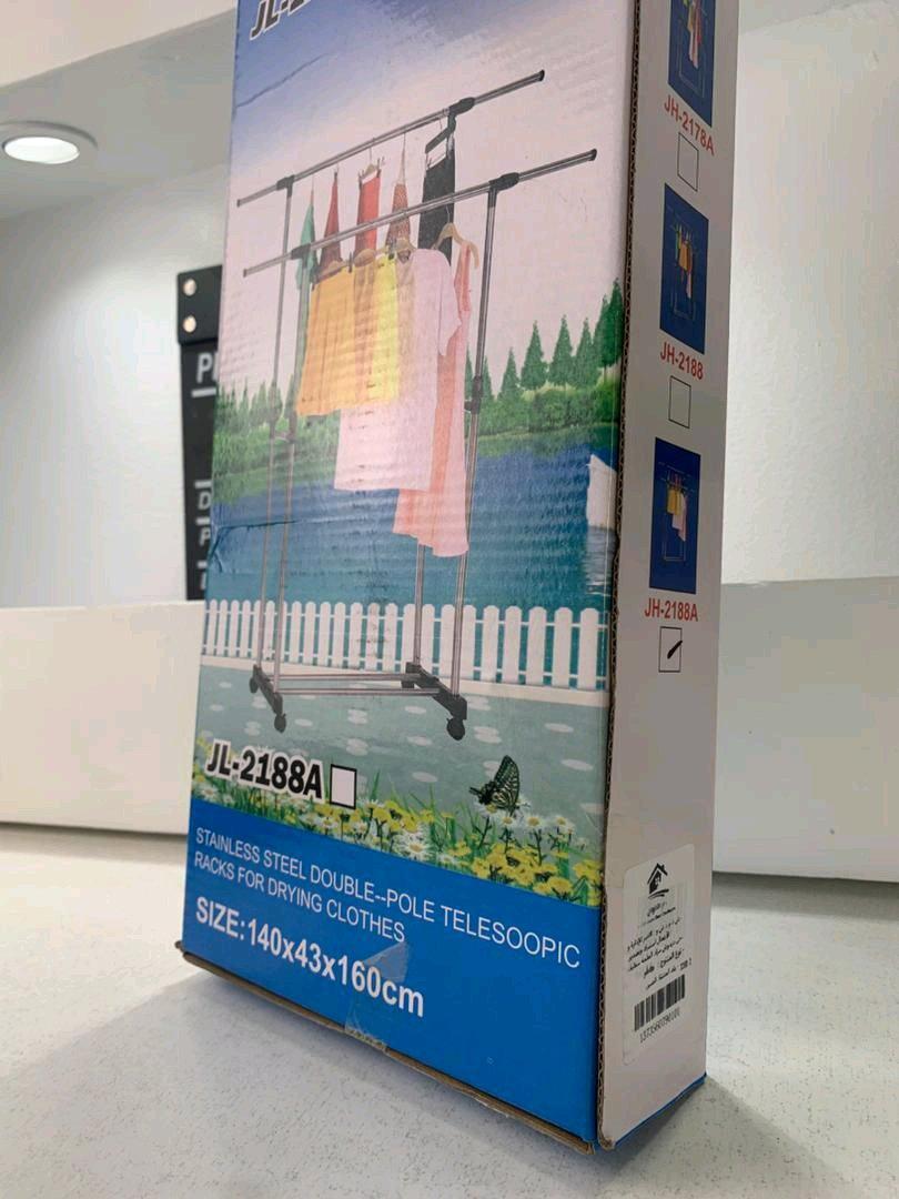 علاقة ملابس عصرية