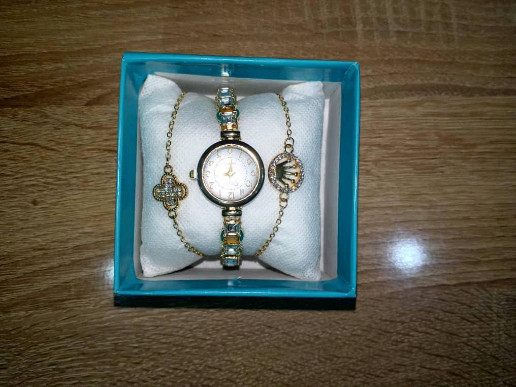 ساعات رجاليه ونسائية البيع بلجملة فقط