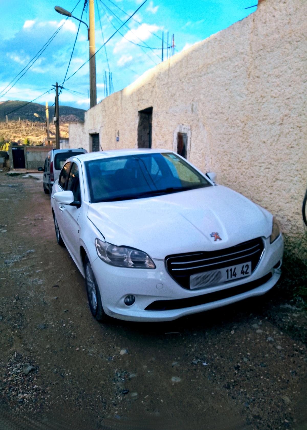 سيارة من نوعpegout موديل301