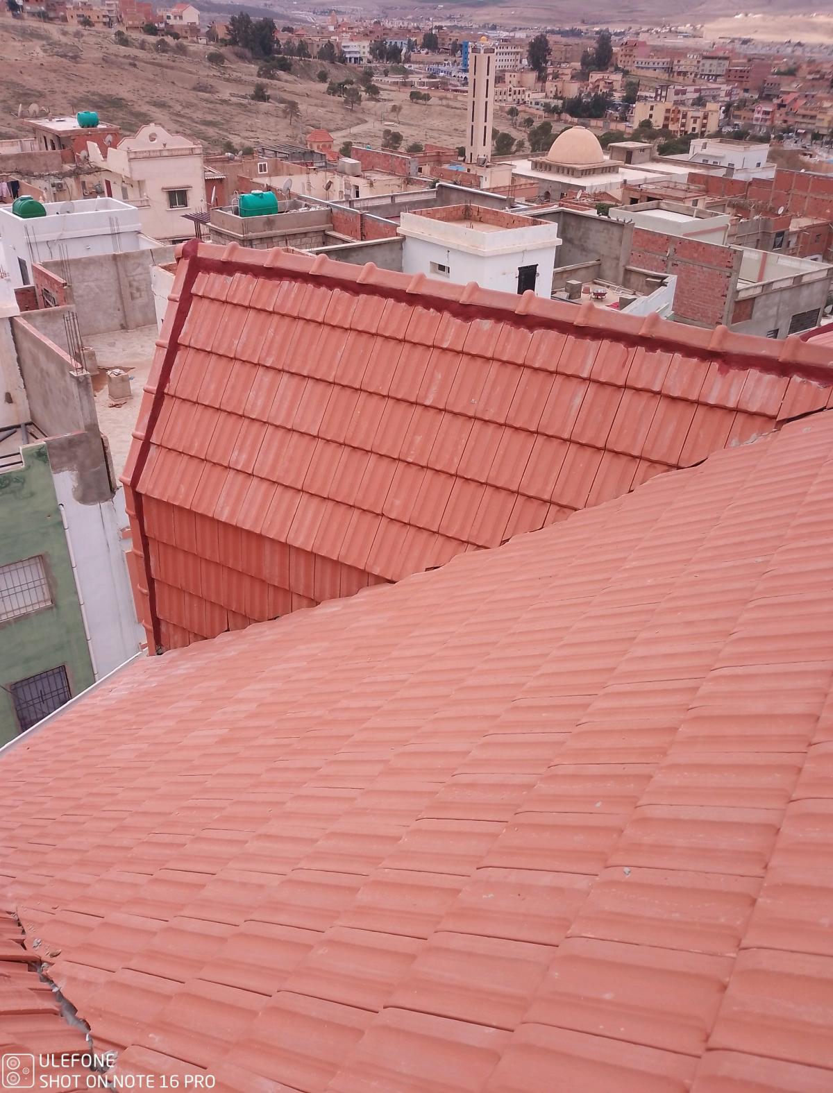 تركيب القرميد والهياكل الخشبية