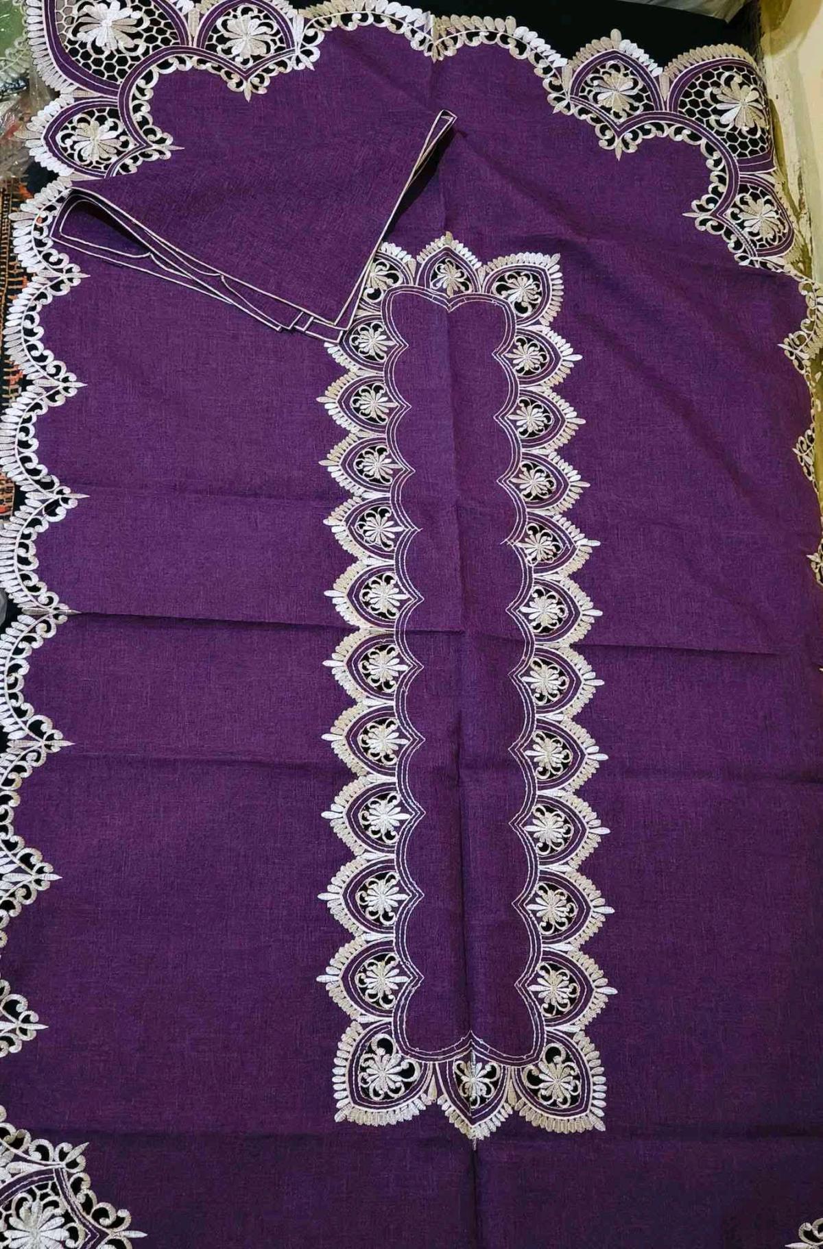 ناب صالا مونجي فيها 220 علي 150 مستطيلة شكل معاها 8 طراشن