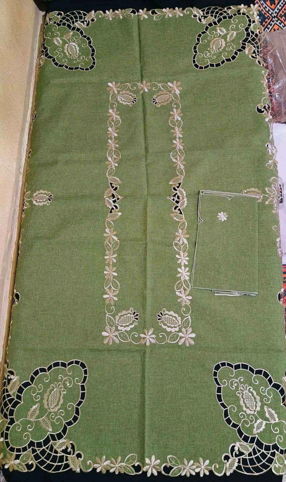 ناب صالا مونجي فيها 220 علي 150 مستطيلة وفيها 8 طراشن