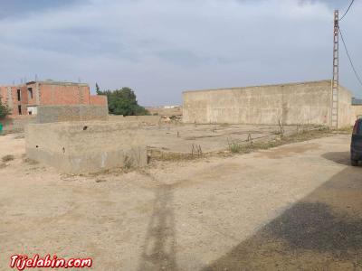 usin de boit  un grand Hangar sur la route - Thumbnail 3